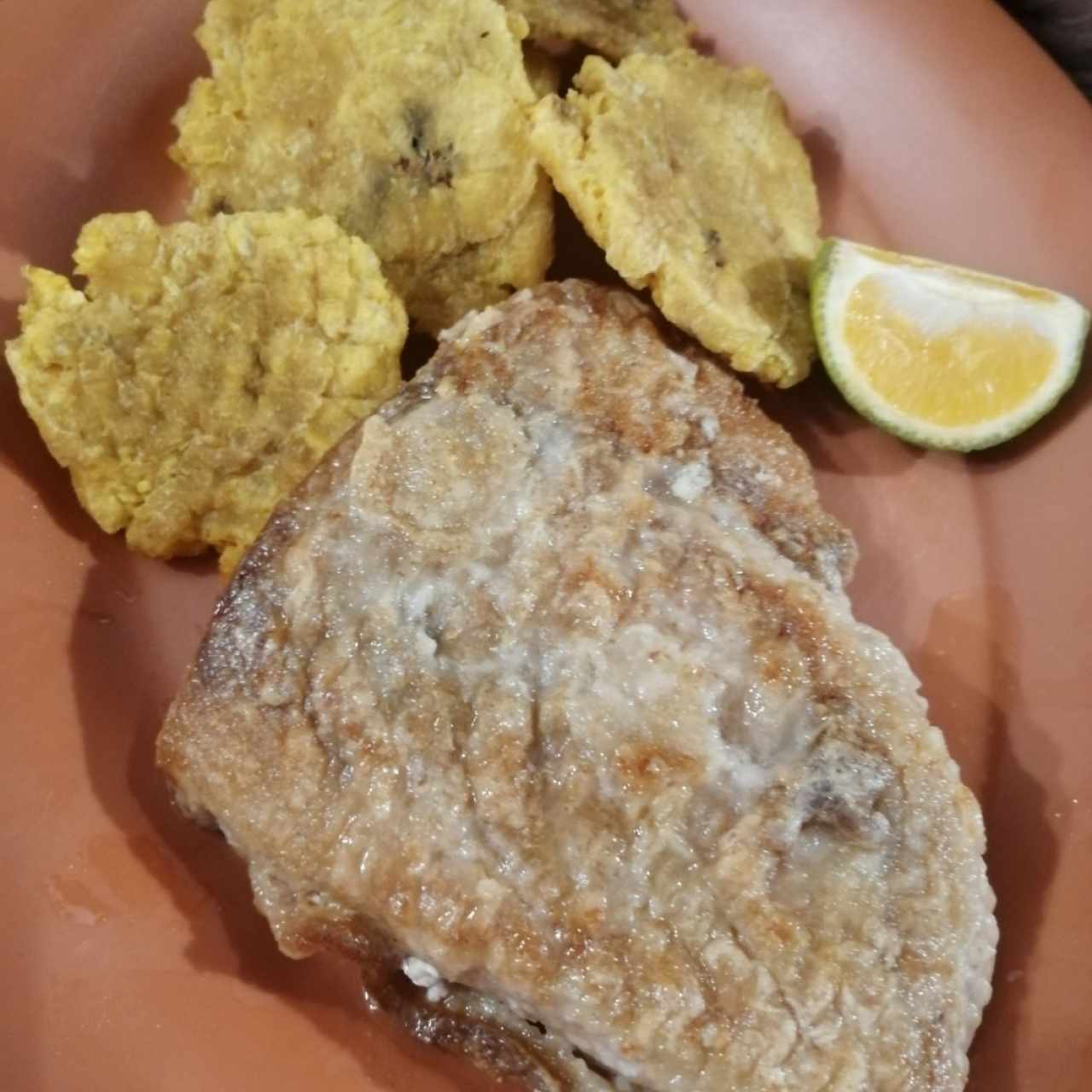 Filete de corvina con patacones