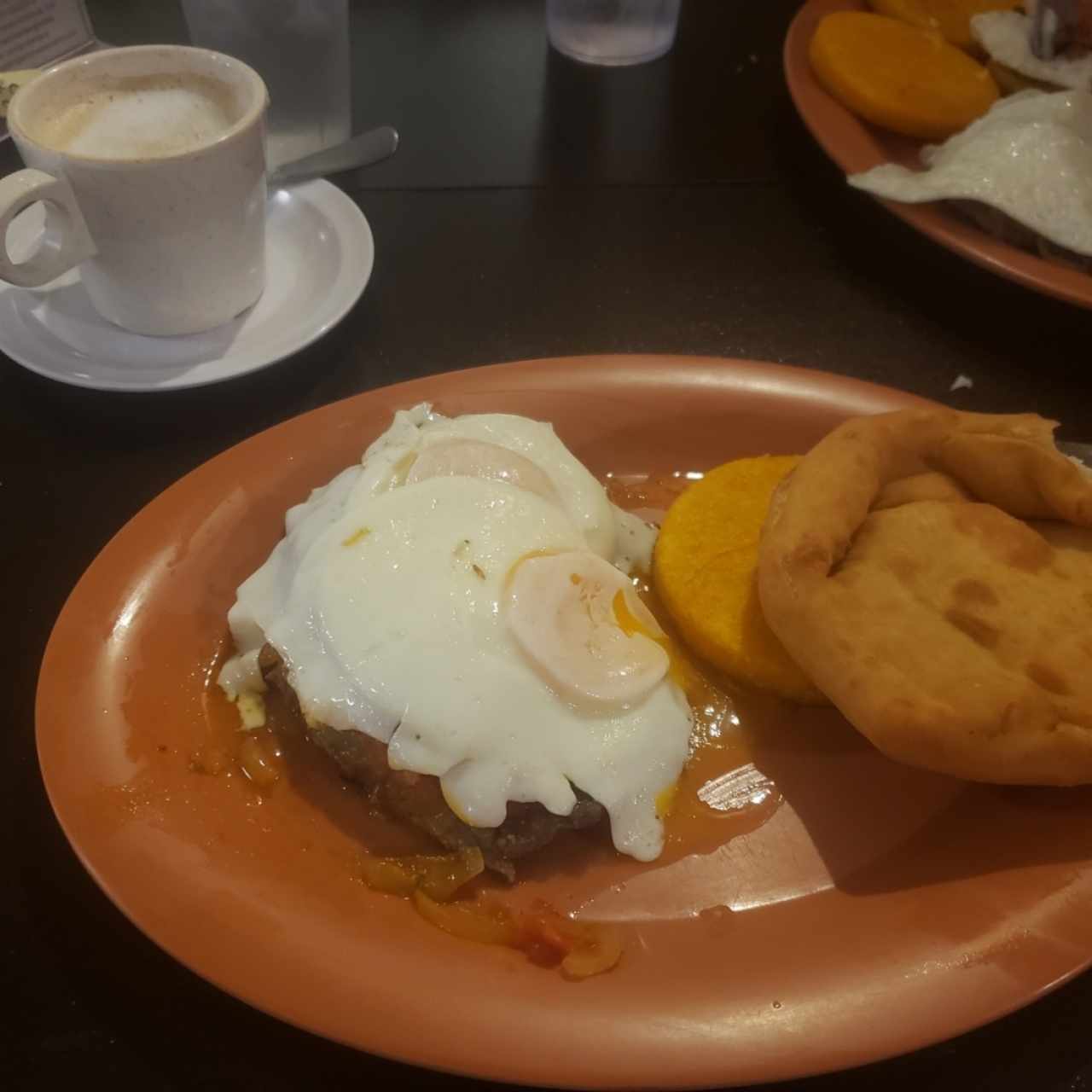 Bistec a caballo y capuchino