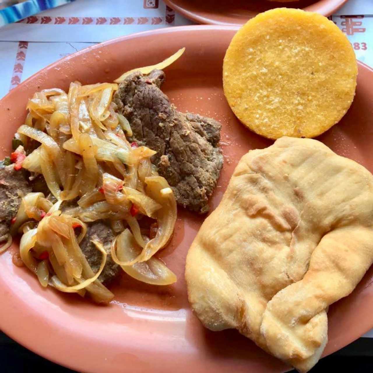 bistec encebollado