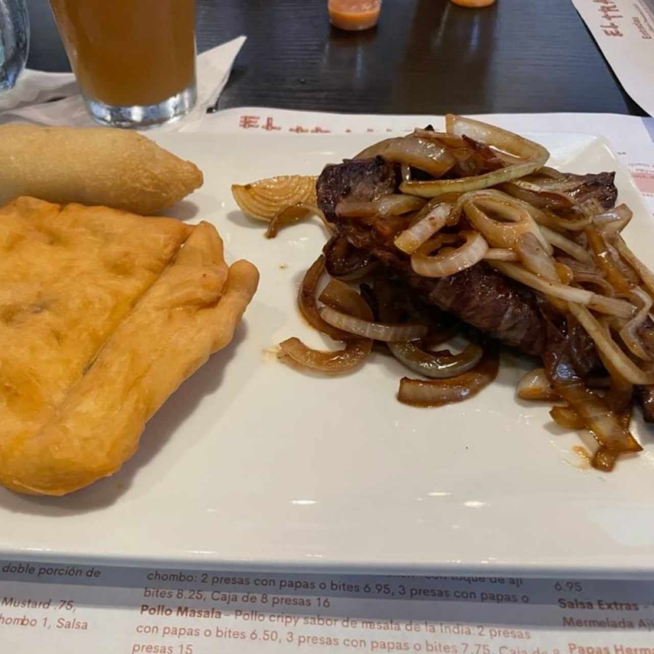 bistec encebollado hojaldre y carimañola