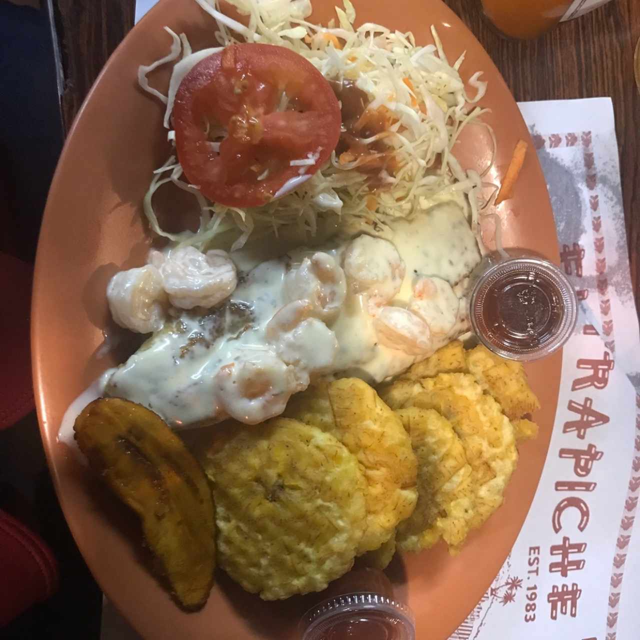 pescado a la plancha con patacones y ensañada repollo