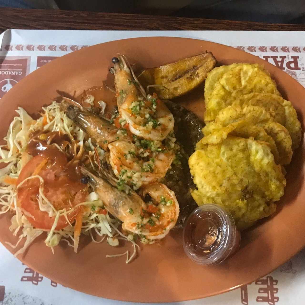 Camarones con patacon, tajada y ensalada repollo