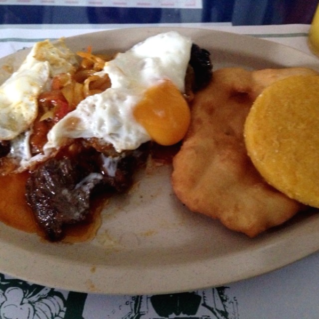 Bistec a caballo con tortilla y hojaldre