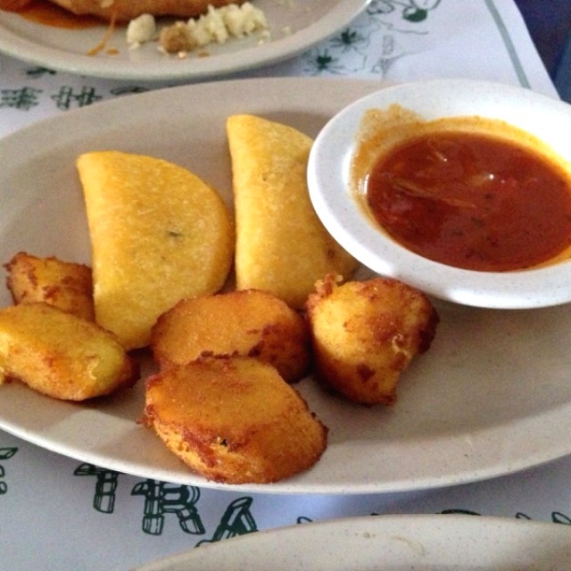 Bollos de maíz nuevo y empanadas de ropa vieja