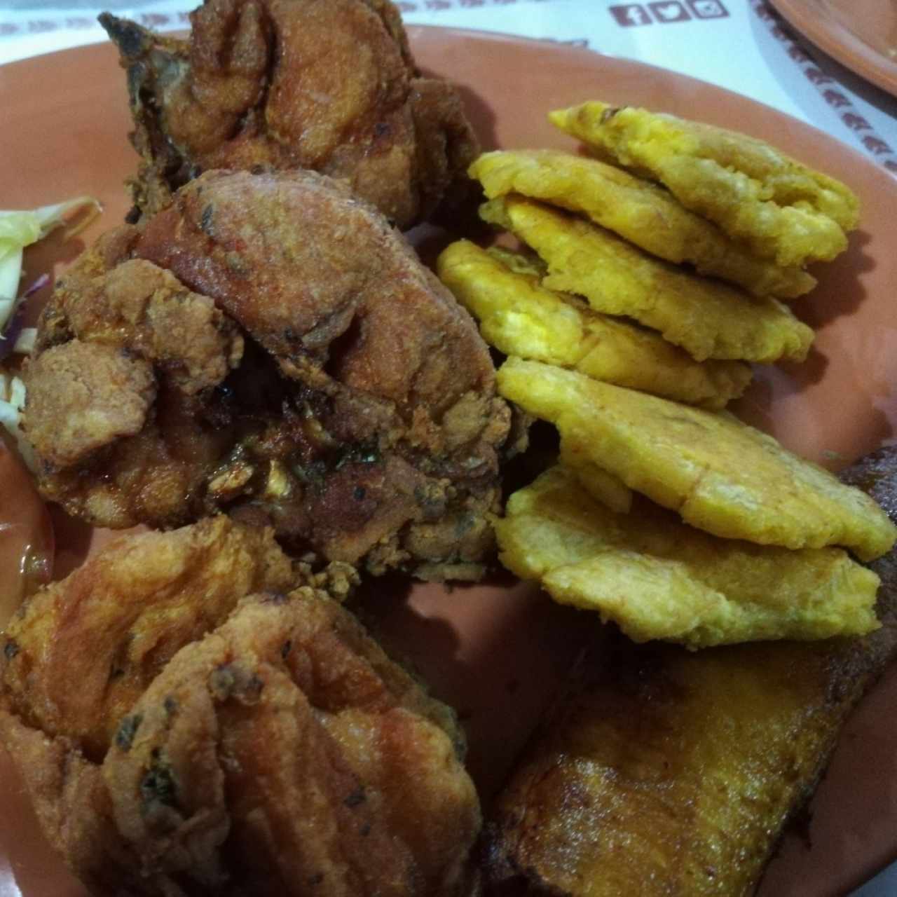 Pollo frito con patacones. 