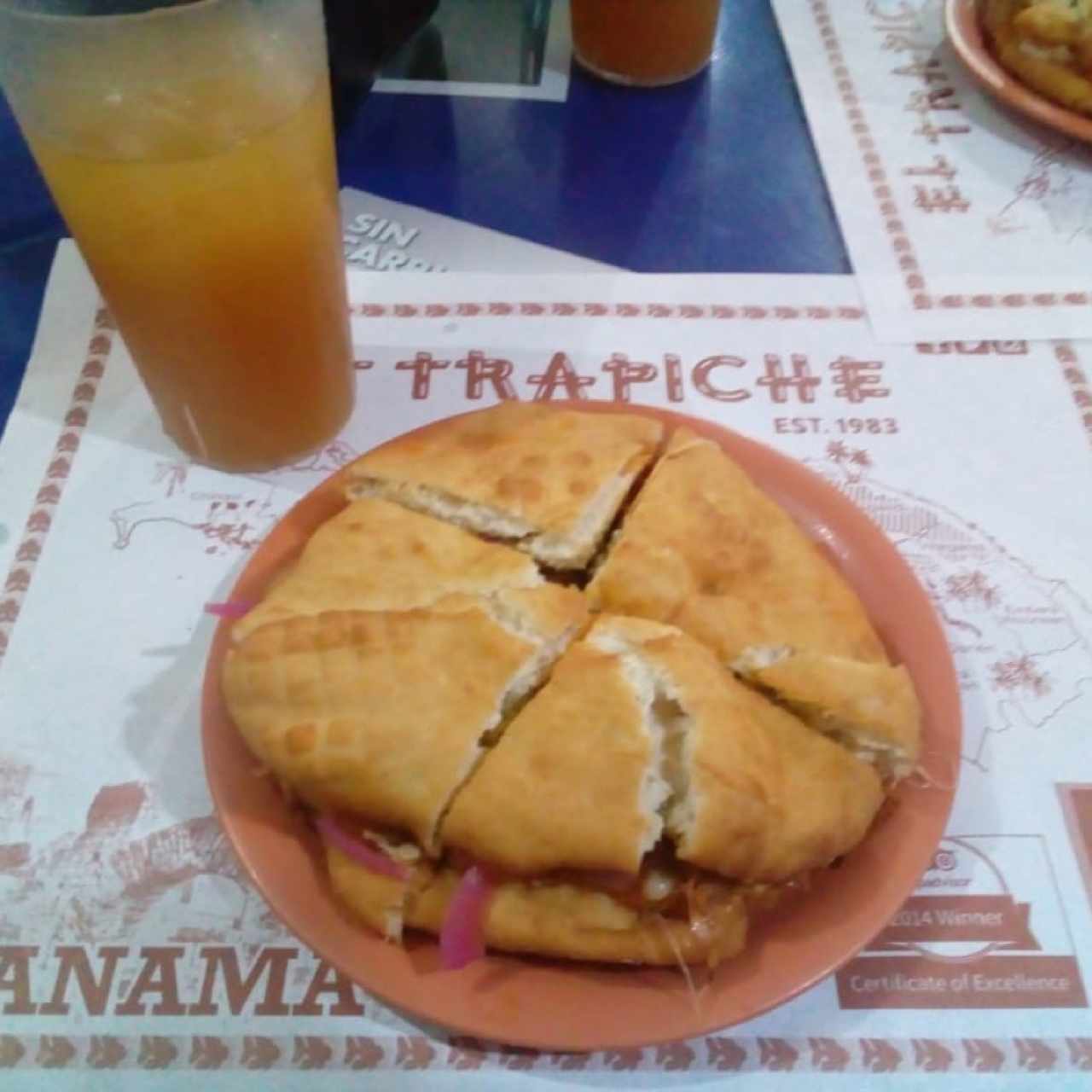 Emparedado de Ropa Vieja y limonada con panela de caña de azucar 