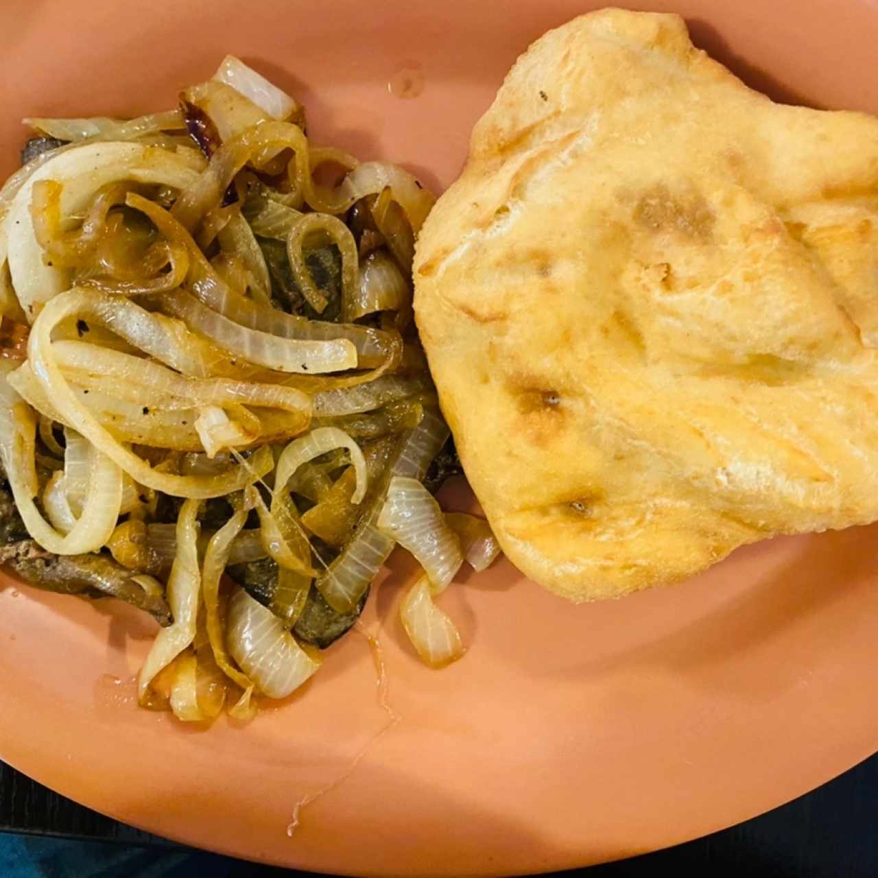 Bistec encebollado con hojaldre.