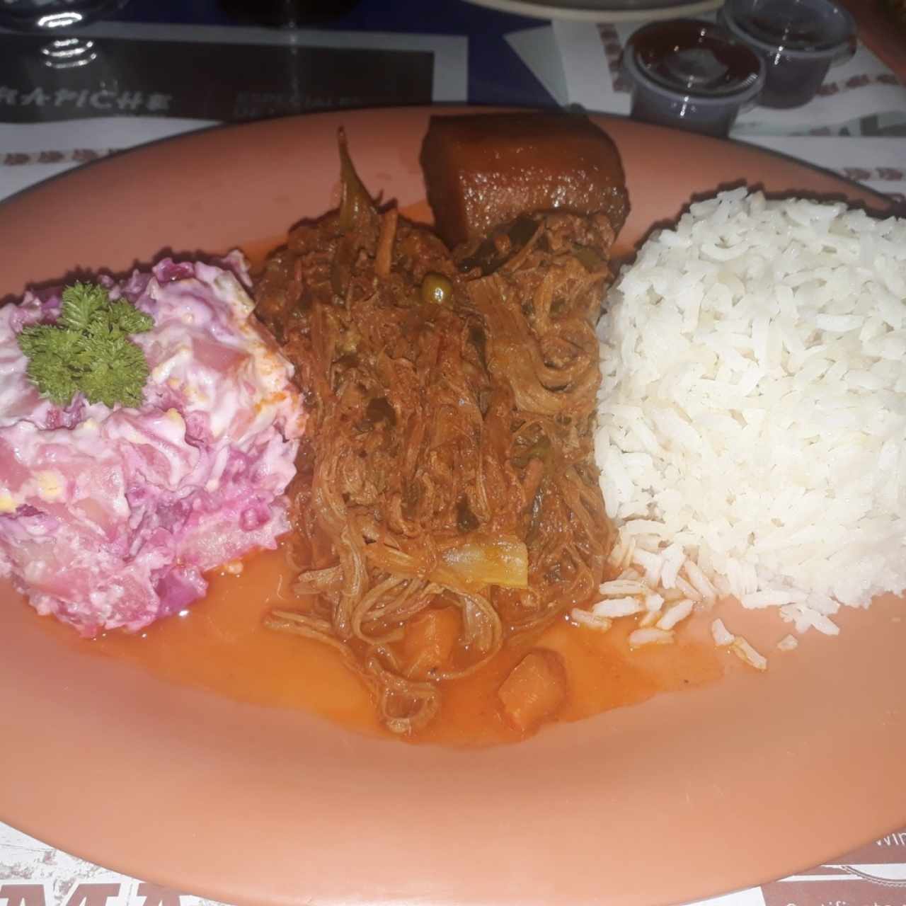 Ropa vieja, arroz blanco, ensalada de papa y platano en tentación 