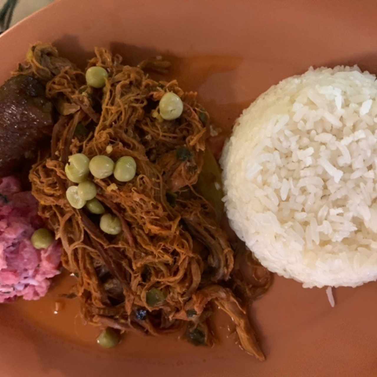 Ropa Vieja (noten los espacios en el plato de lo poco que sirven)