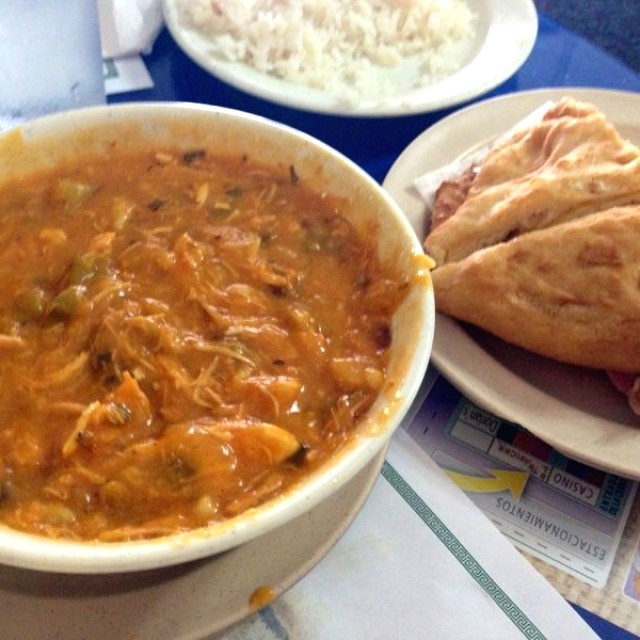 Emparedado de hojaldra y tamal de olla