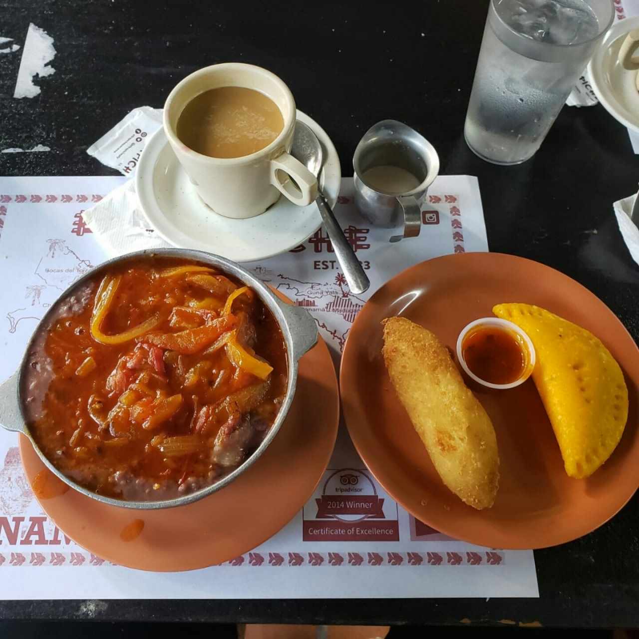 gallo pinto con rabino de puerco. Carimañola y empanada de ropa vieja.