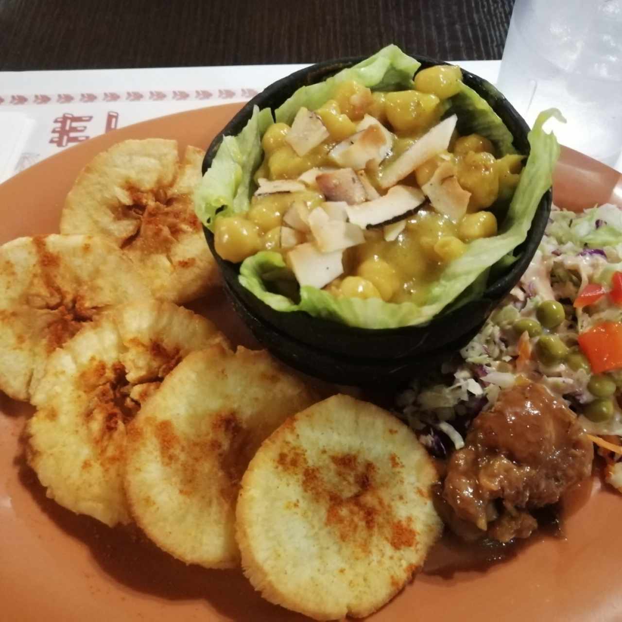 Garbanzos estilo Costa arriba de Colón con patacones de yuca 