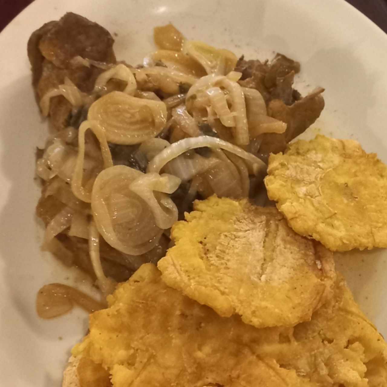 Bistec encebolla'o con patacones