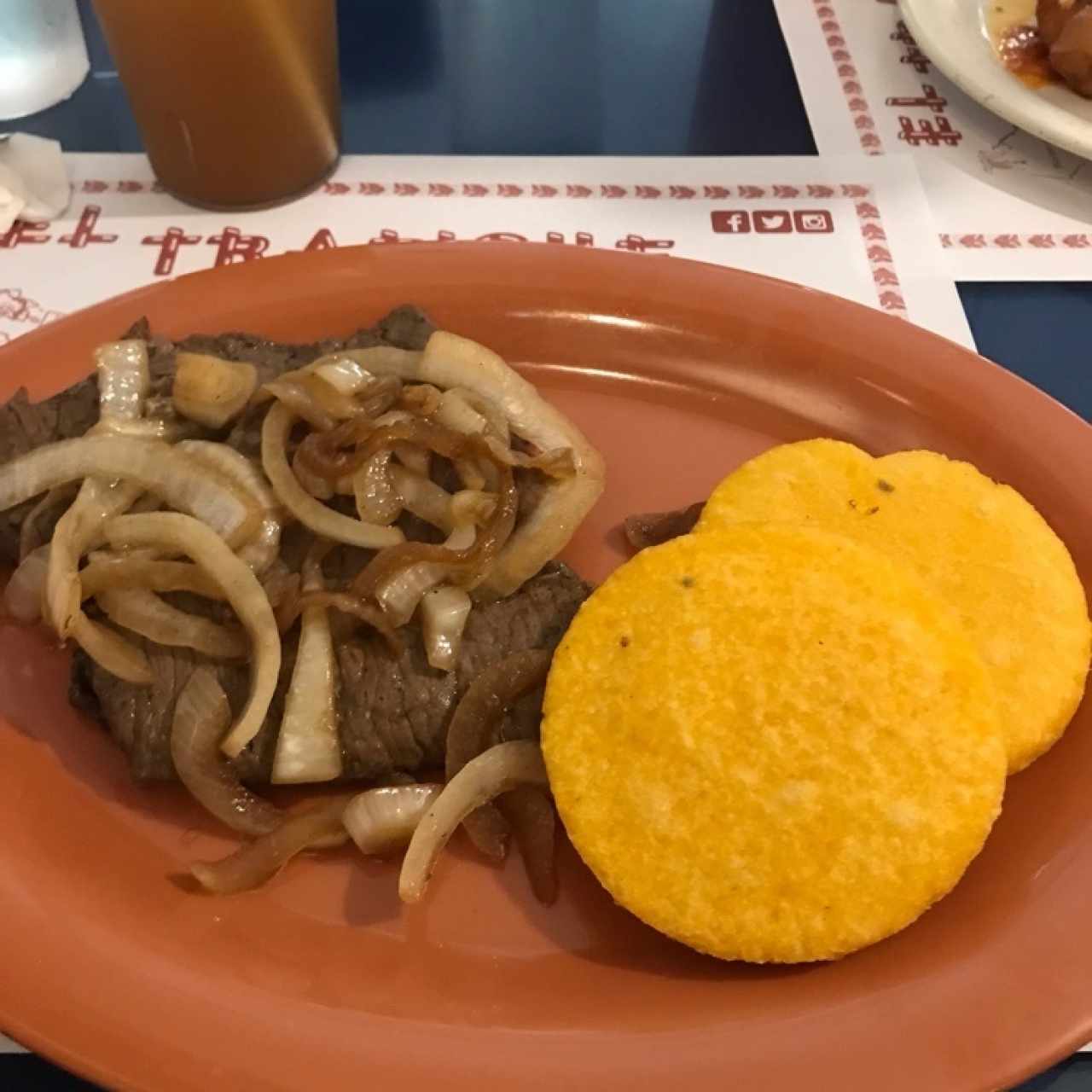 bistec encebollado 