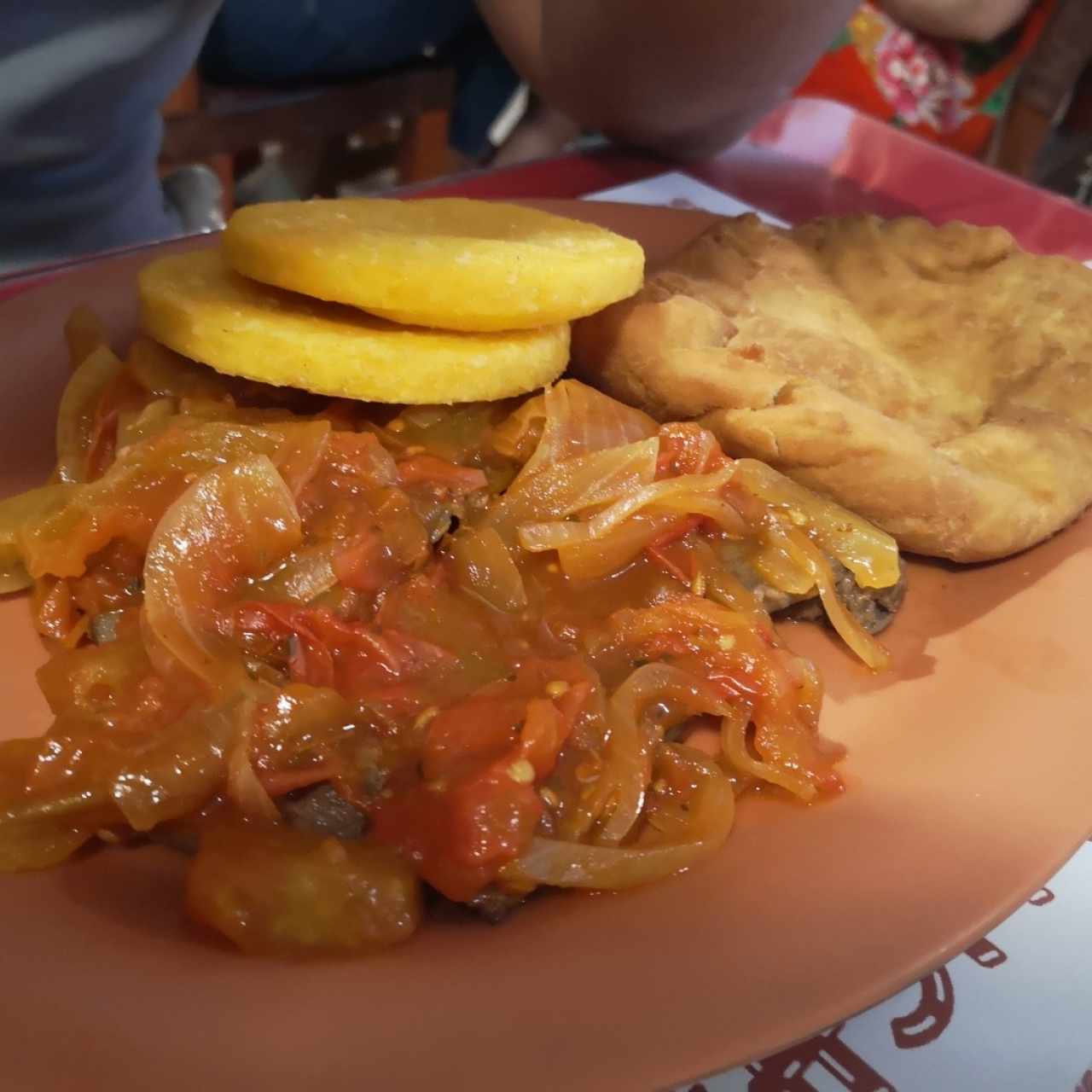 bistec encebollado