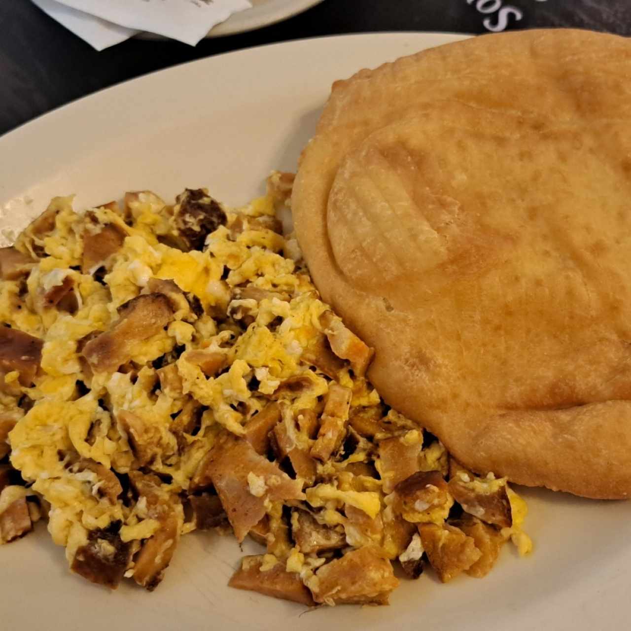 Huevos revueltos con hojaldre