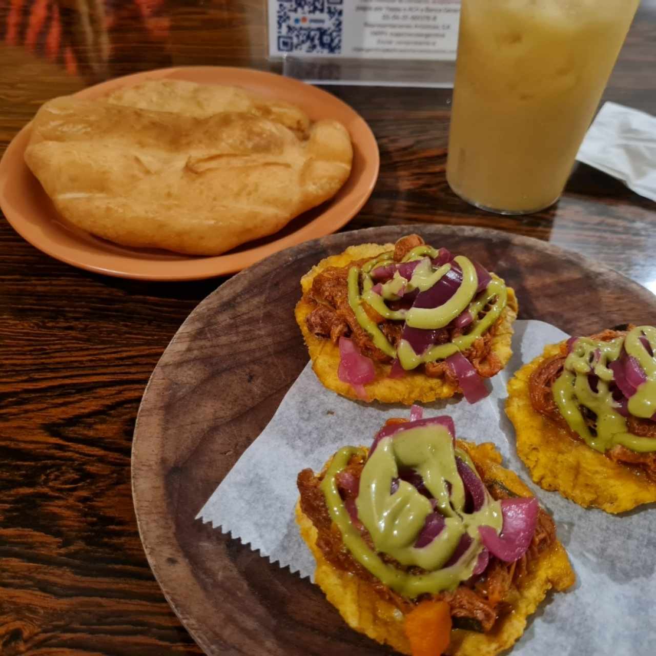 Patacones con ropa vieja  y hojaldra y bebida de nance