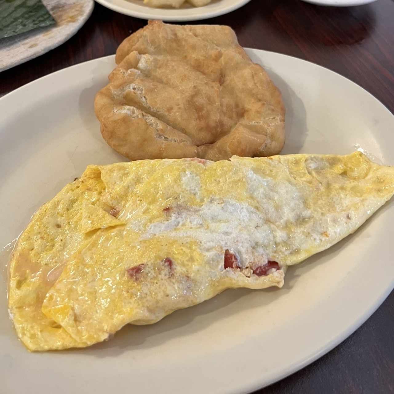 Omelette con tomate, cebolla y queso blanco con hojaldre 