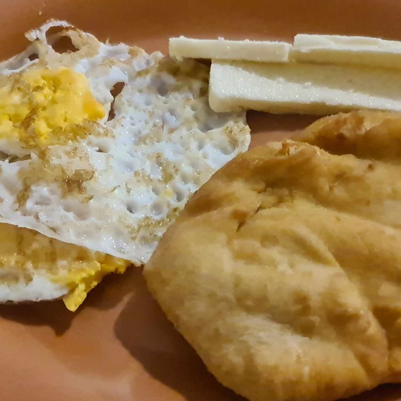 HOJALDRE Y HUEVOS FRITOS