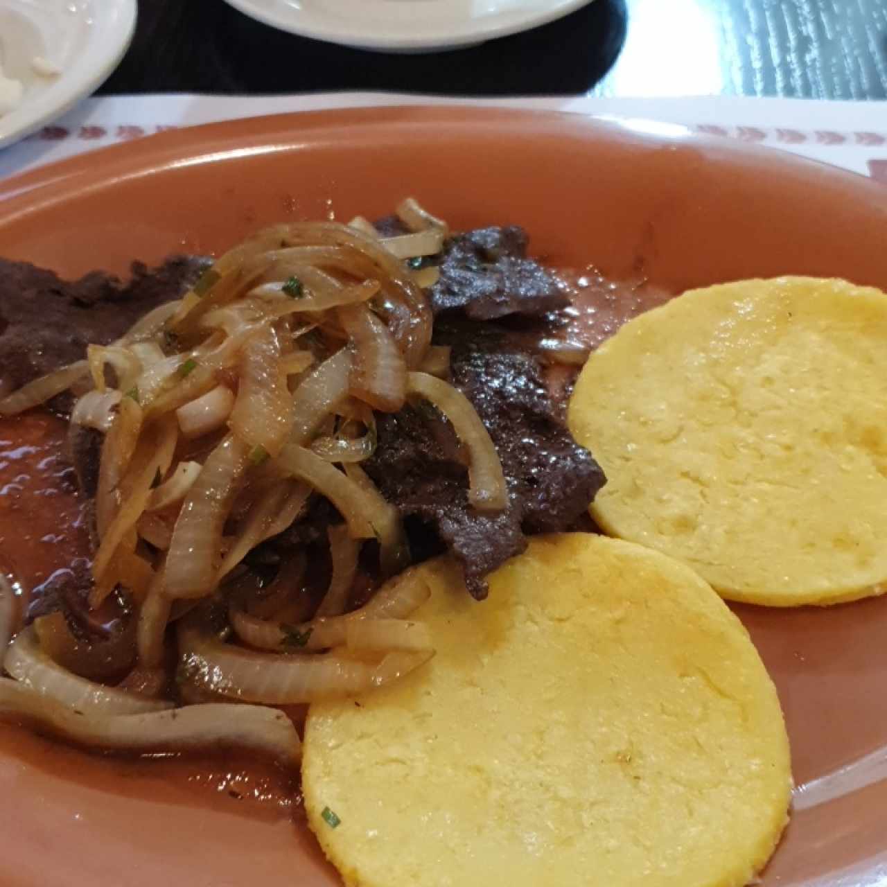 bistec de hígado con tortillas asadas