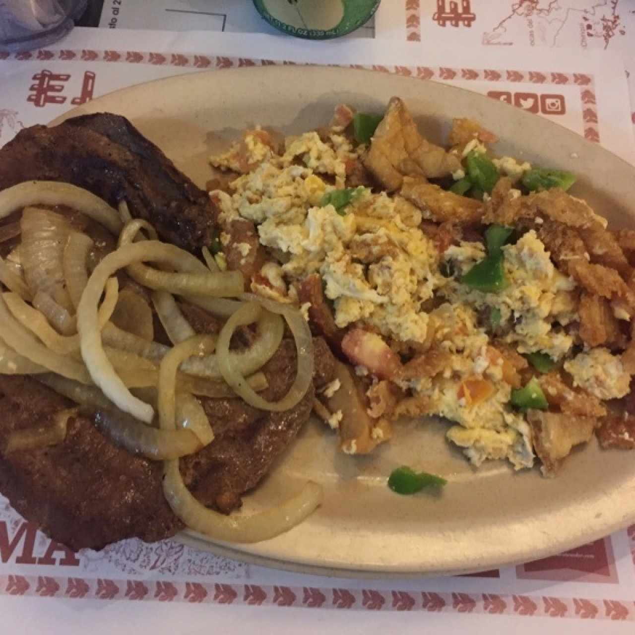 Higado encebollado con huevos del chef