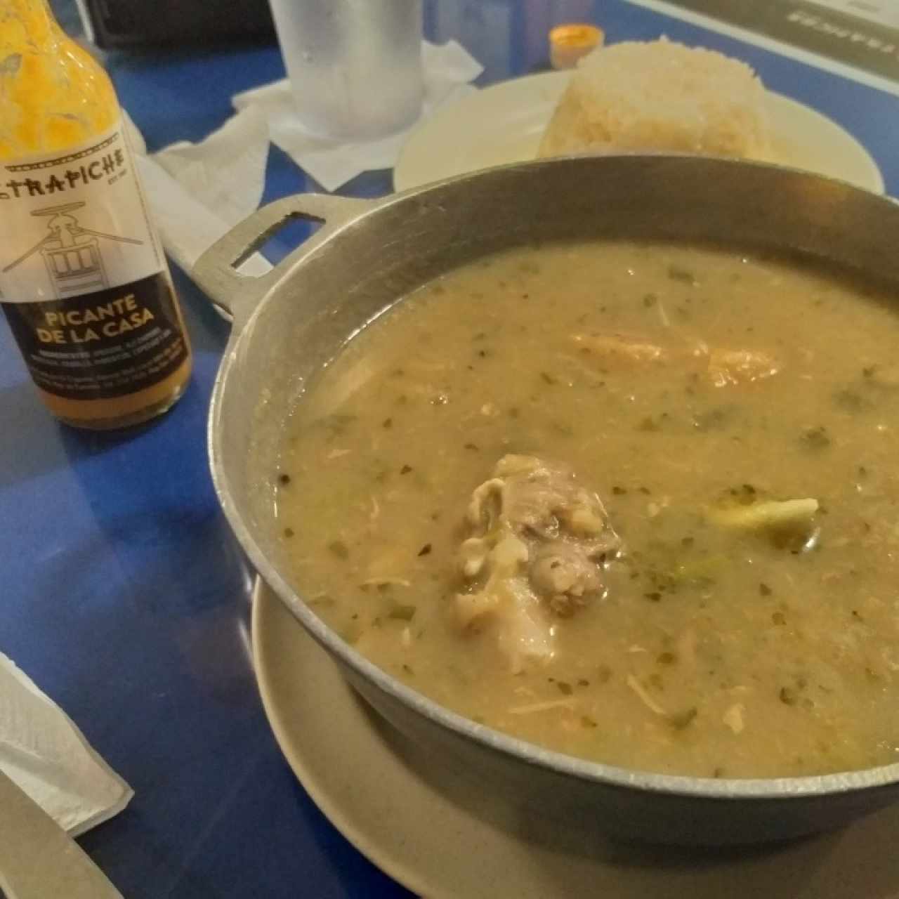 sancocho con arroz y picante de la casa