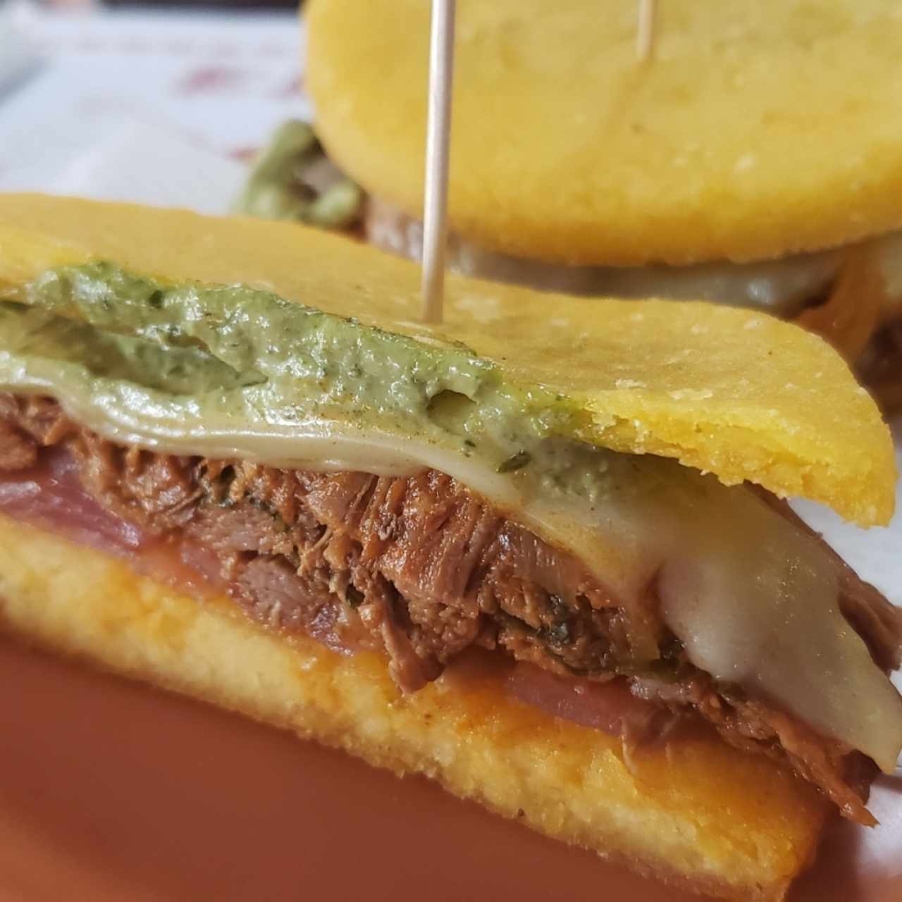 Emparedado de ropa vieja en tortilla de maíz 