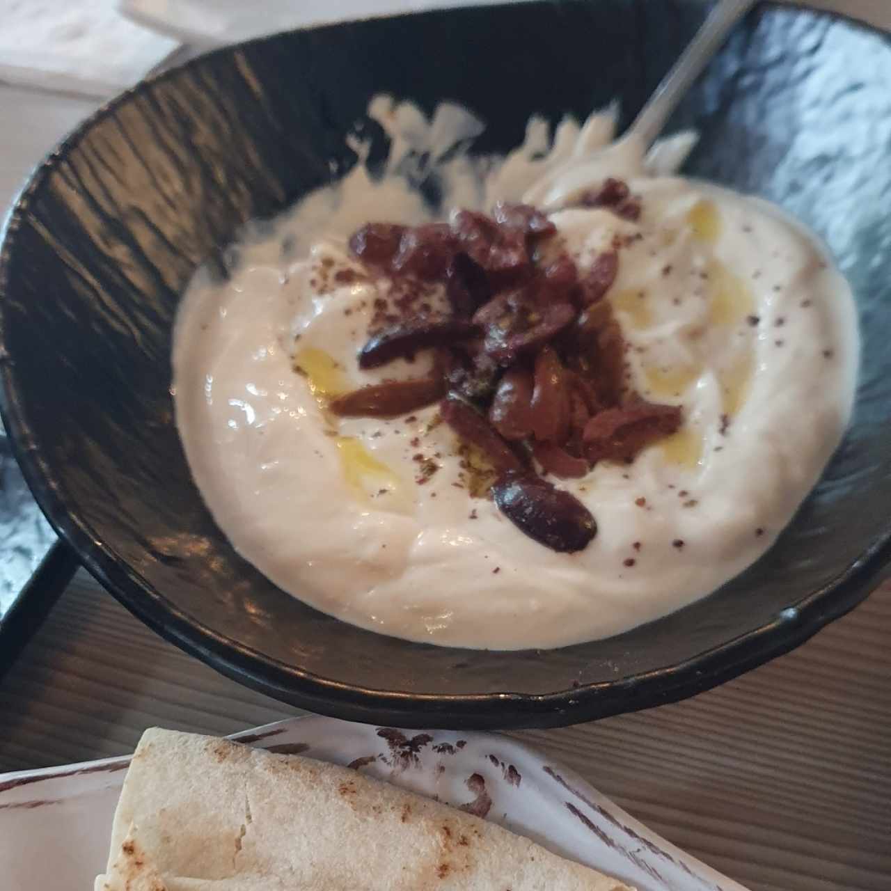 Labneh con Zataar y Aceitunas