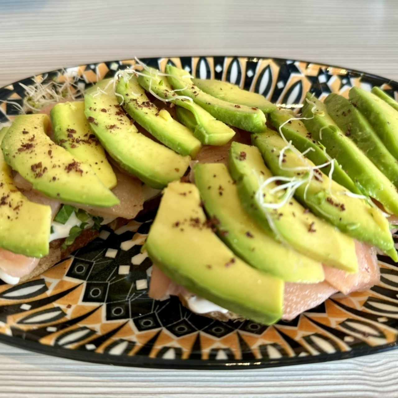 Tostada con salmon y aguacate 