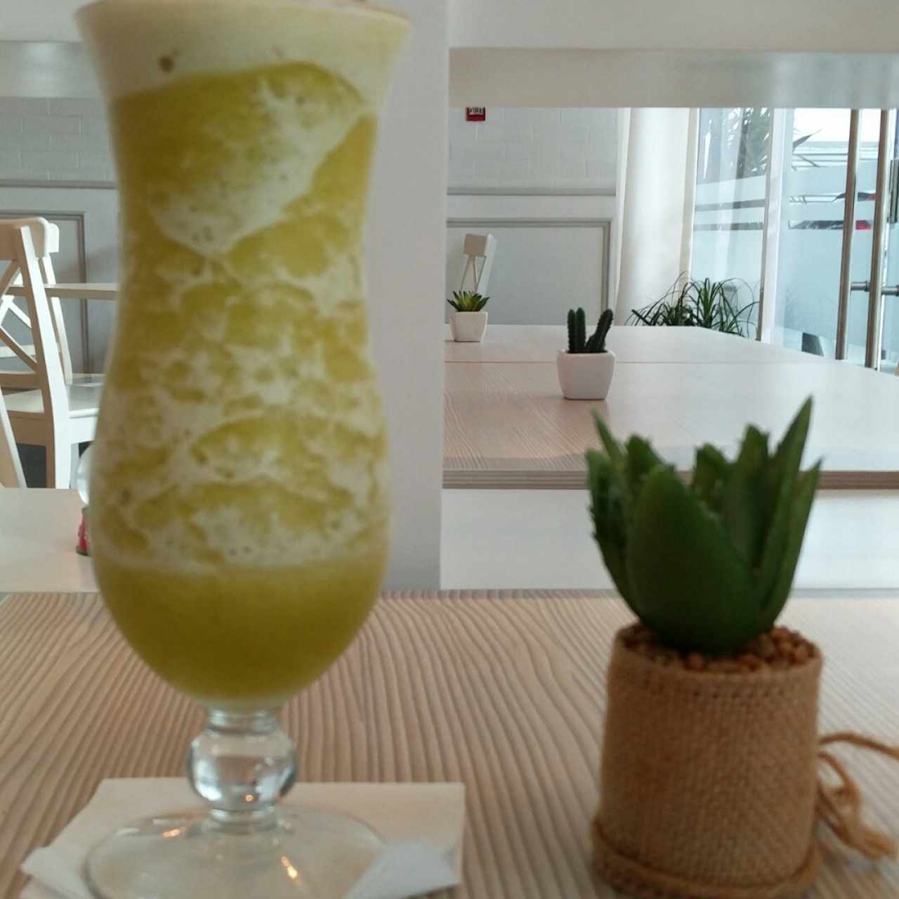 Jugo de piña y menta