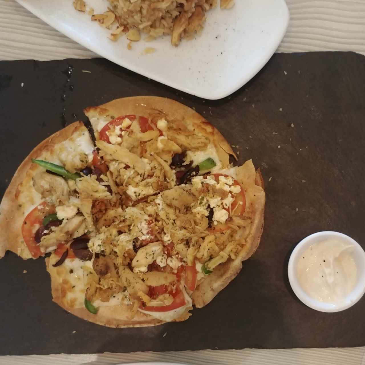 Pizzeta Griega con pollo y Labne