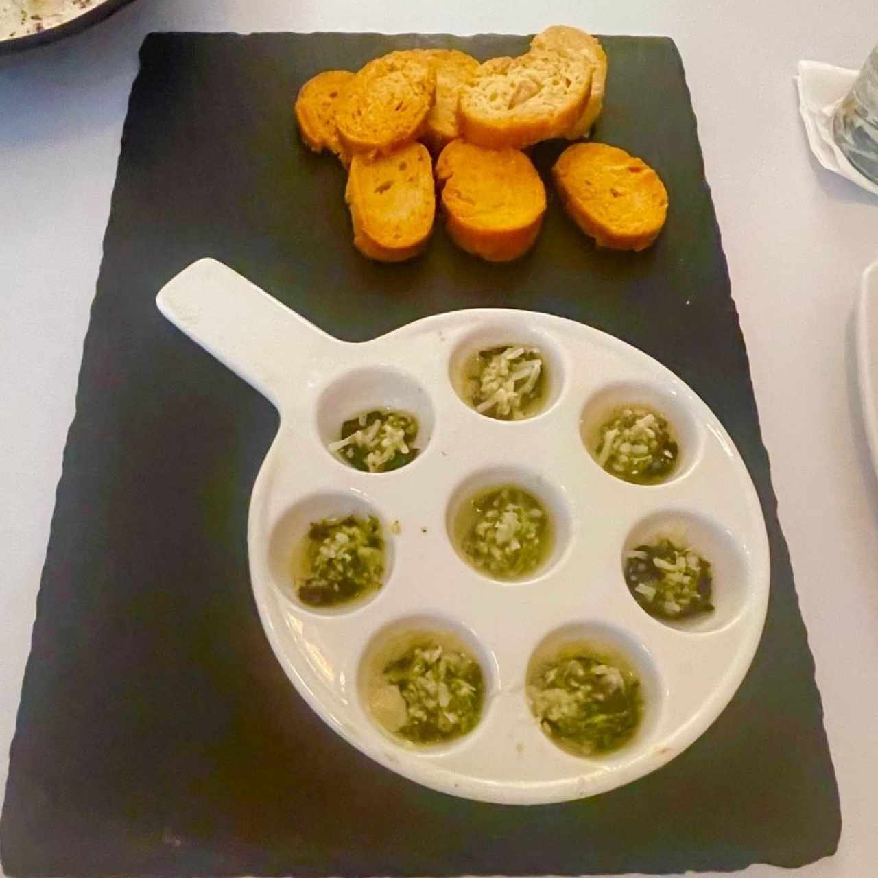 LE RELAIS ESCARGOT (Caracoles de Borgoña horneados con una mezcla de ajo y perejil)