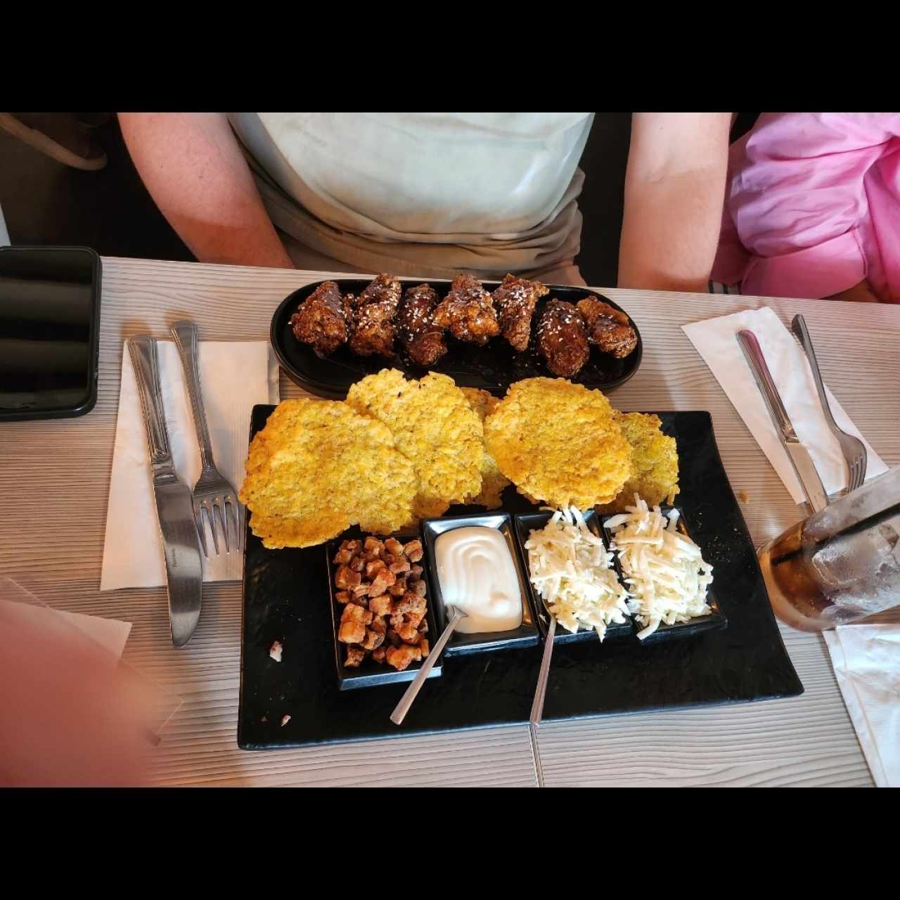 Patacones y Alitas de Pollo