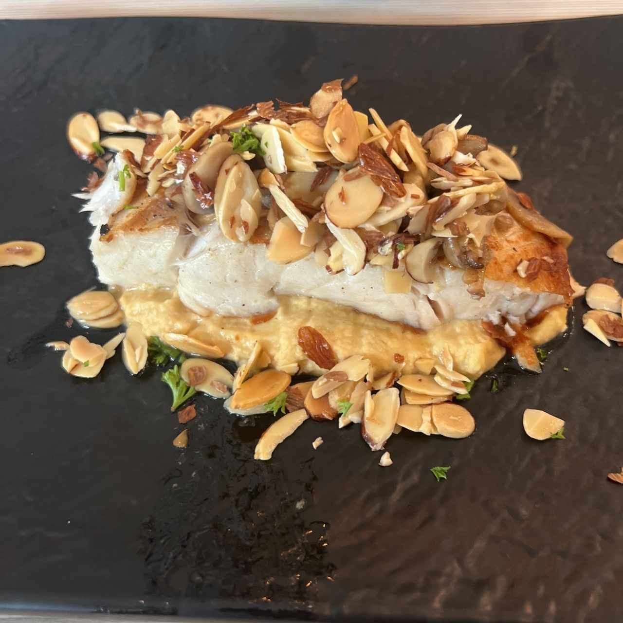 Corvina (8 Oz) con Hummus, almendras y hongos