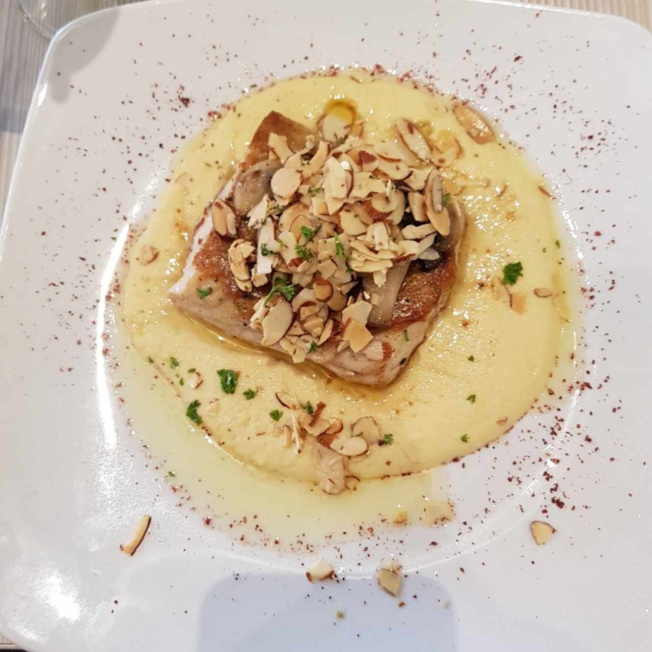 Corvina con almendra hongos y Humus