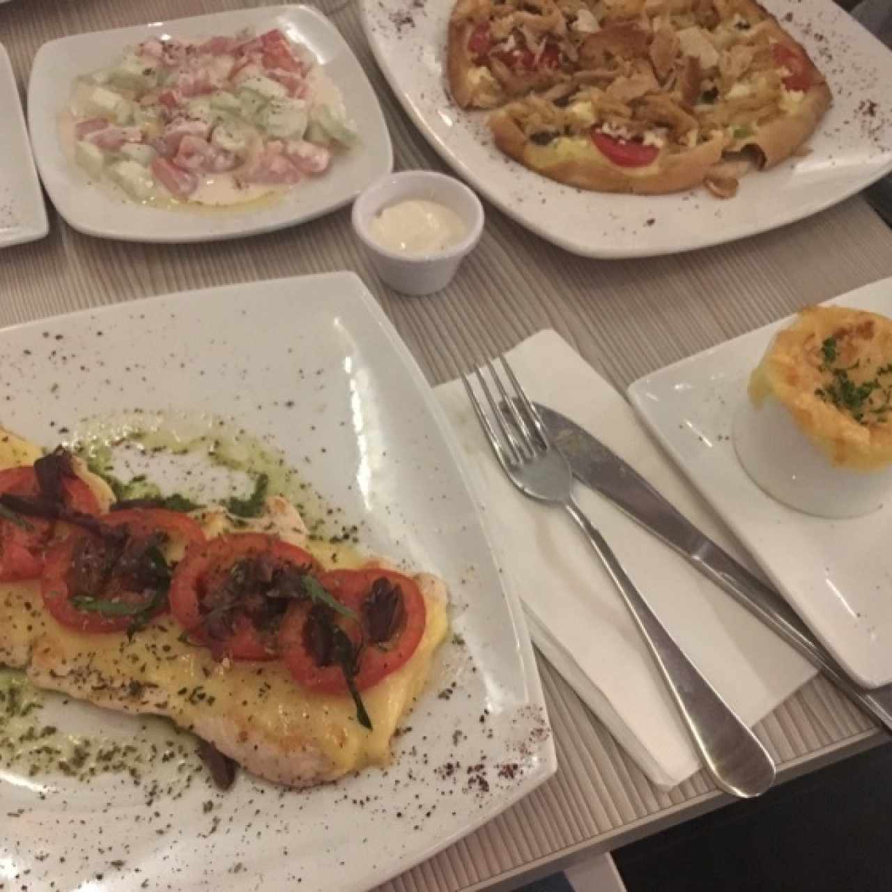 pollo a la caprese y pizzeta griega con pollo