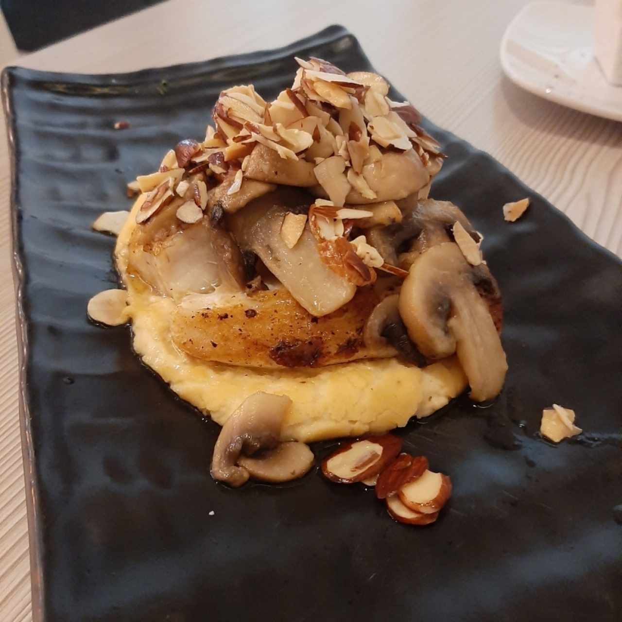 Plato Fuerte - Corvina con Hummus, Almendras y Hongos.