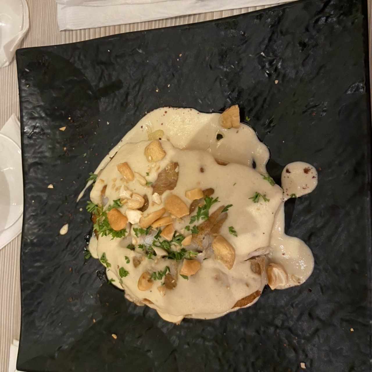 Corvina (8 Oz) con Hummus, almendras y hongos