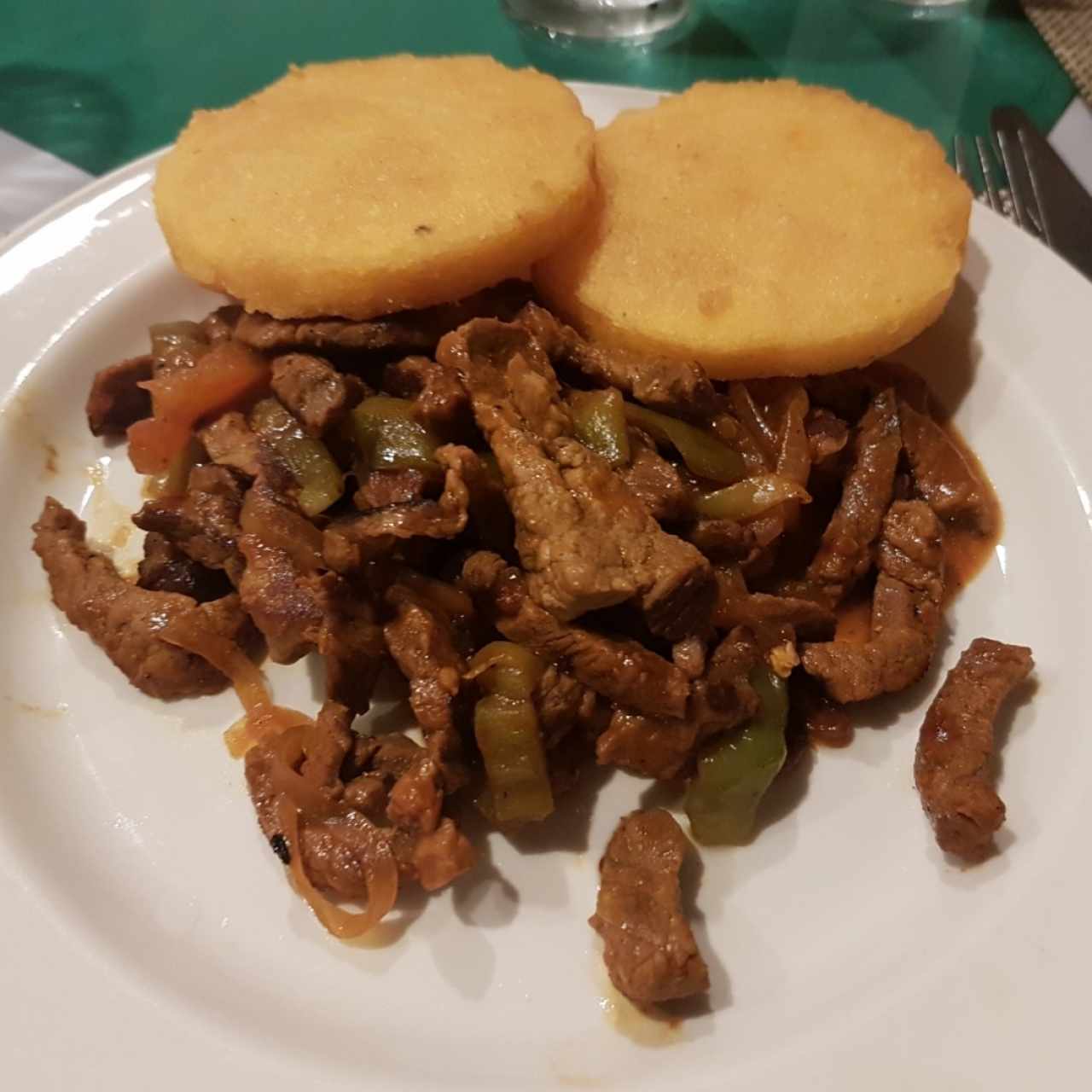 bistec picado con tortillas