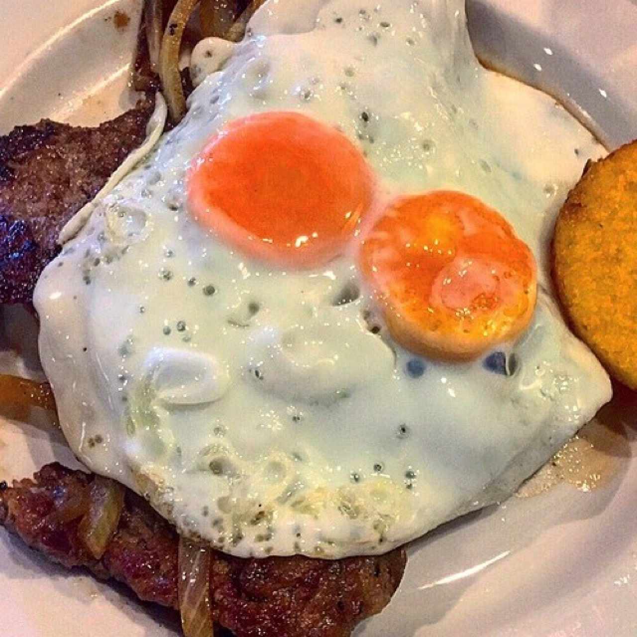 bistec a caballo con tortilla