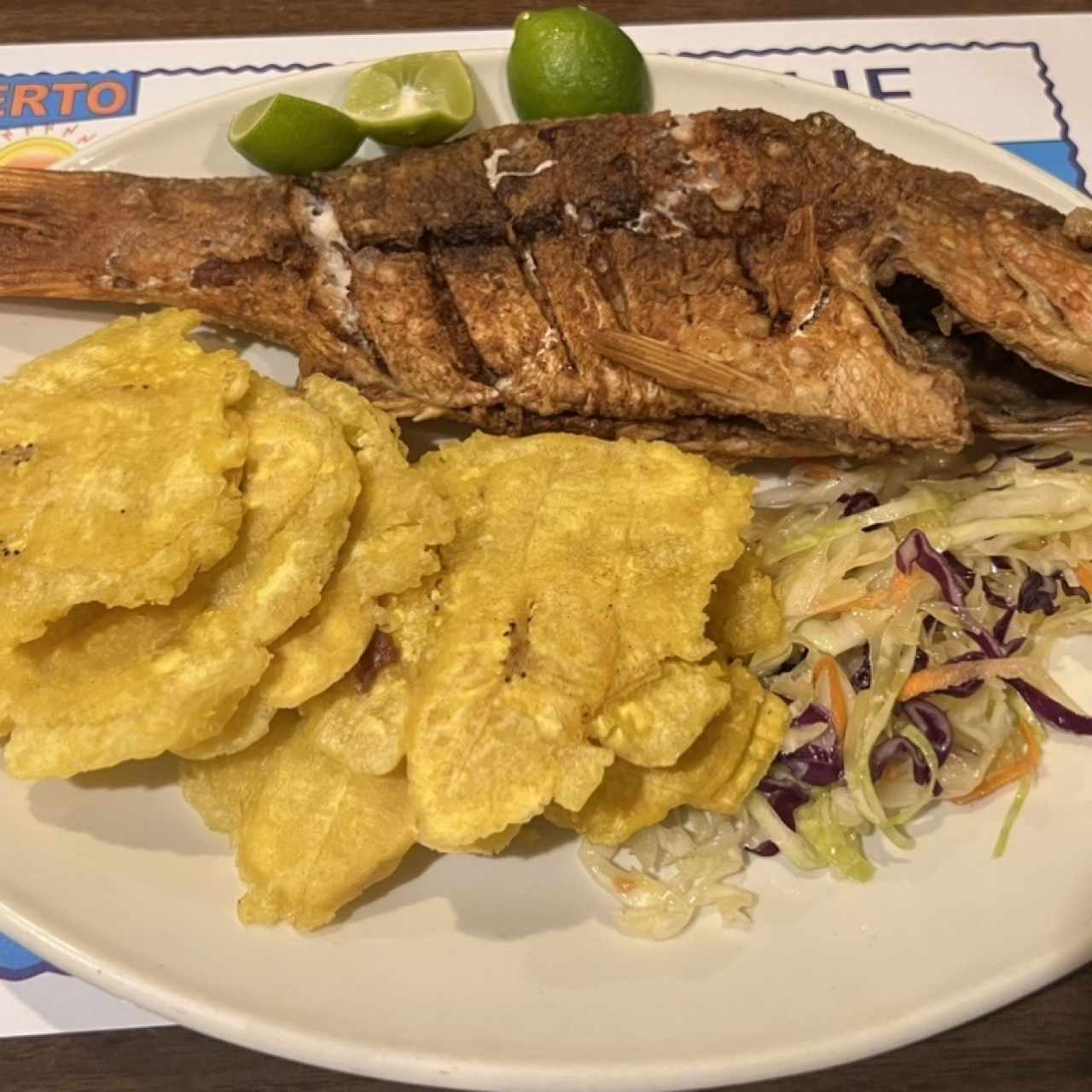 Pescado frito con patacones