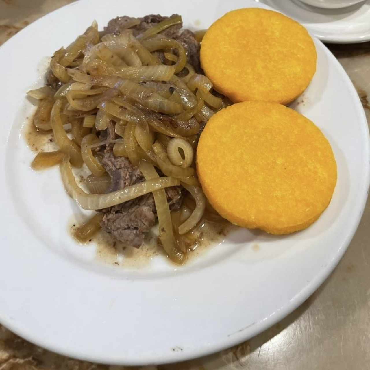 Bistec de Carne Encebollado