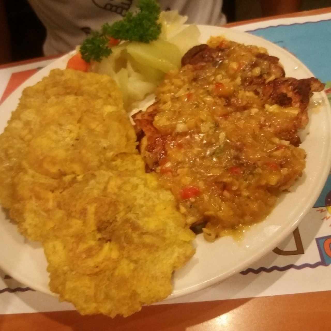 Pollo Al Ajillo con Patacones