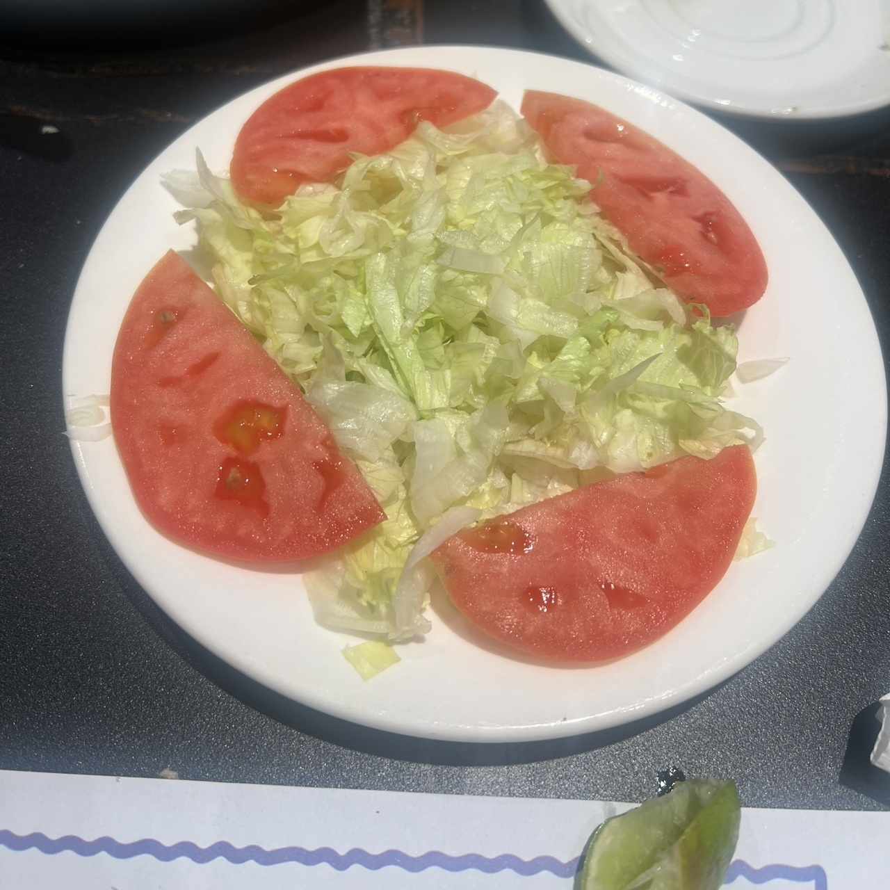 Ensalada de lechuga con tomates