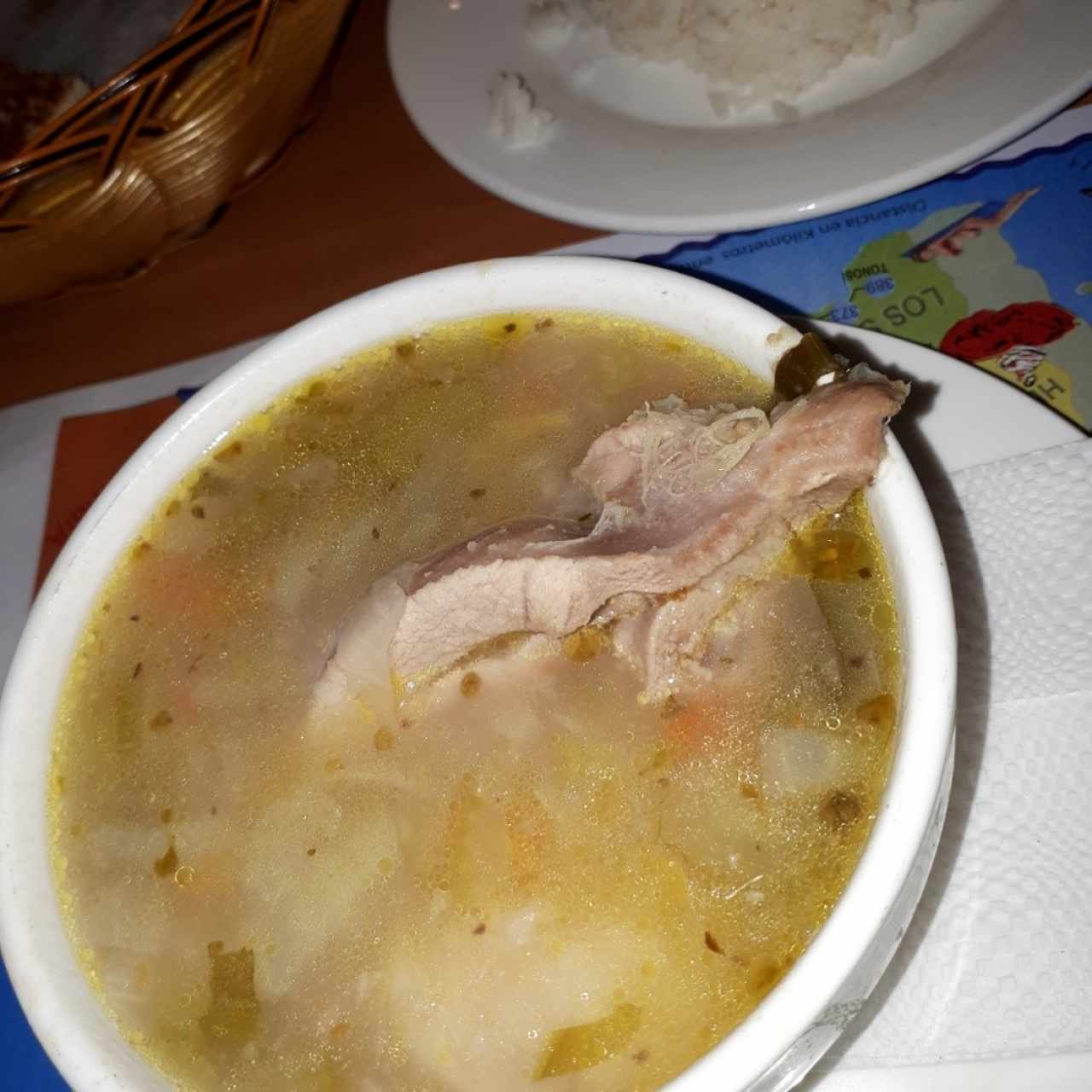 Sancocho panameño con arroz blanco