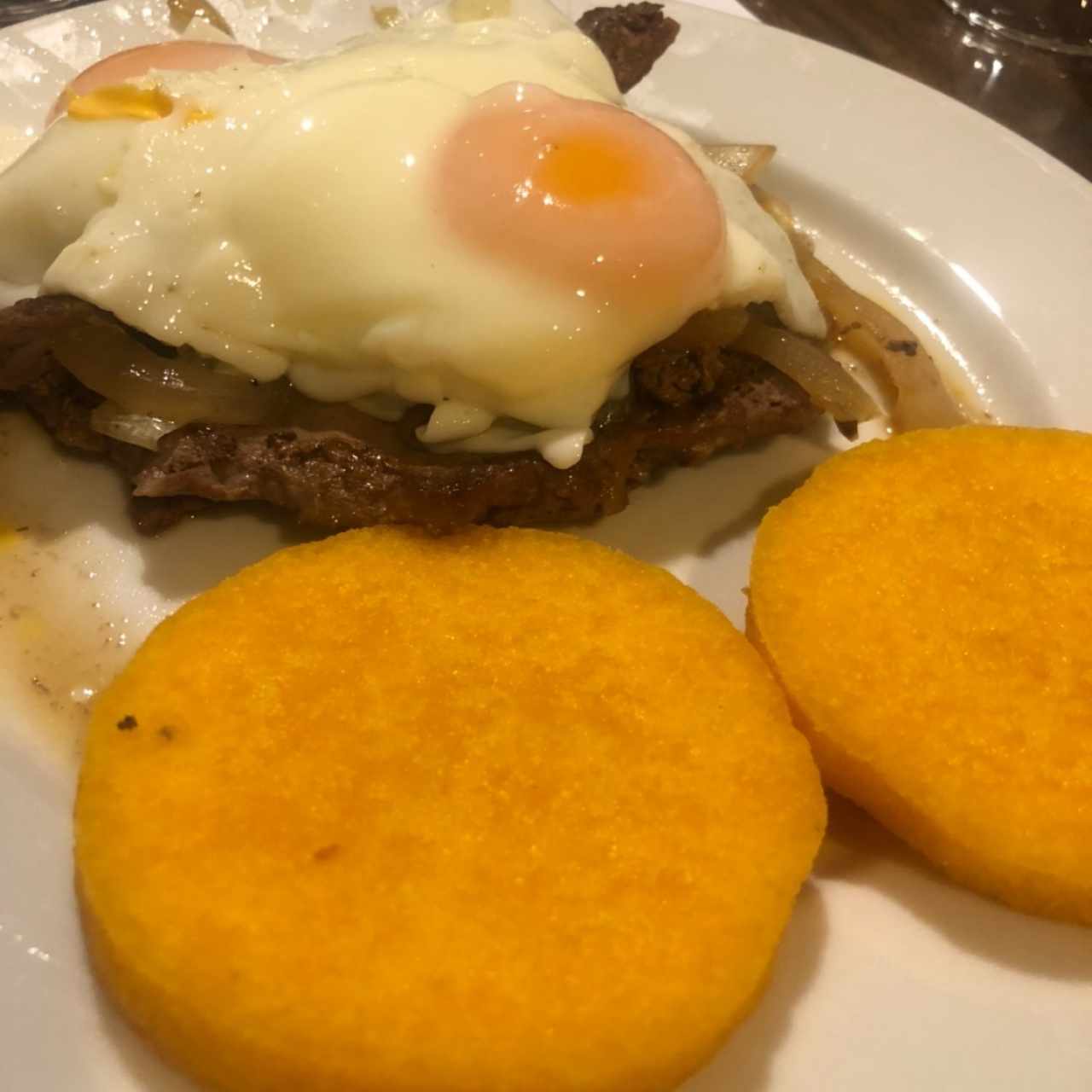 Bistec a caballo con tortillas