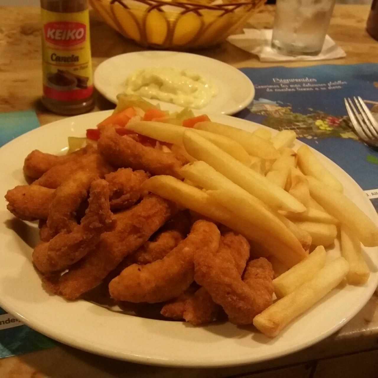 Deditos de corvina papas fritas salsa tartara