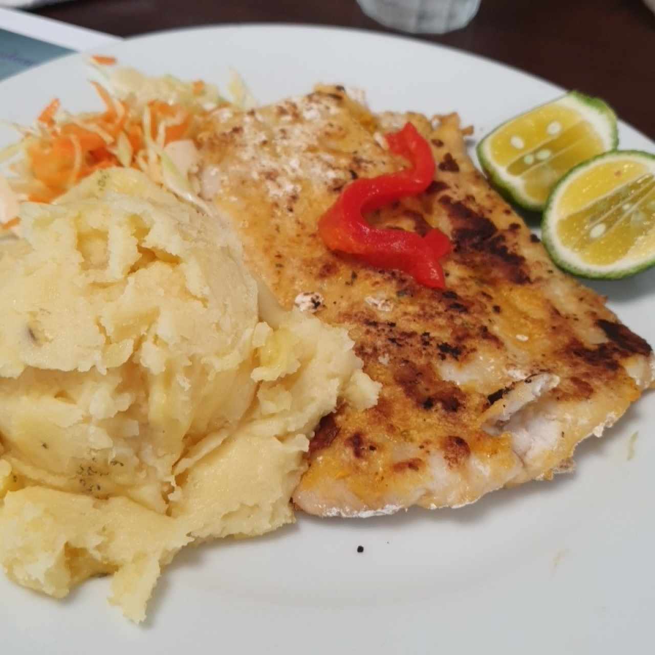 Filete de corvina a la plancha con puré de papas