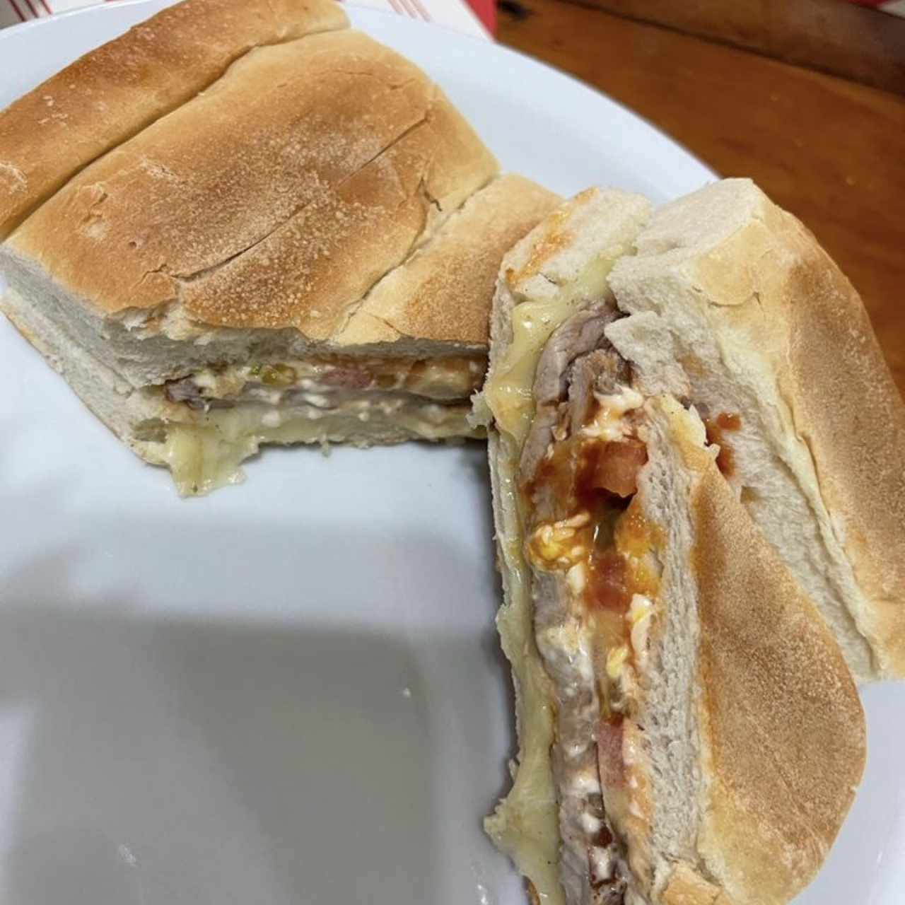 Emparedado de jamón con queso y huevo