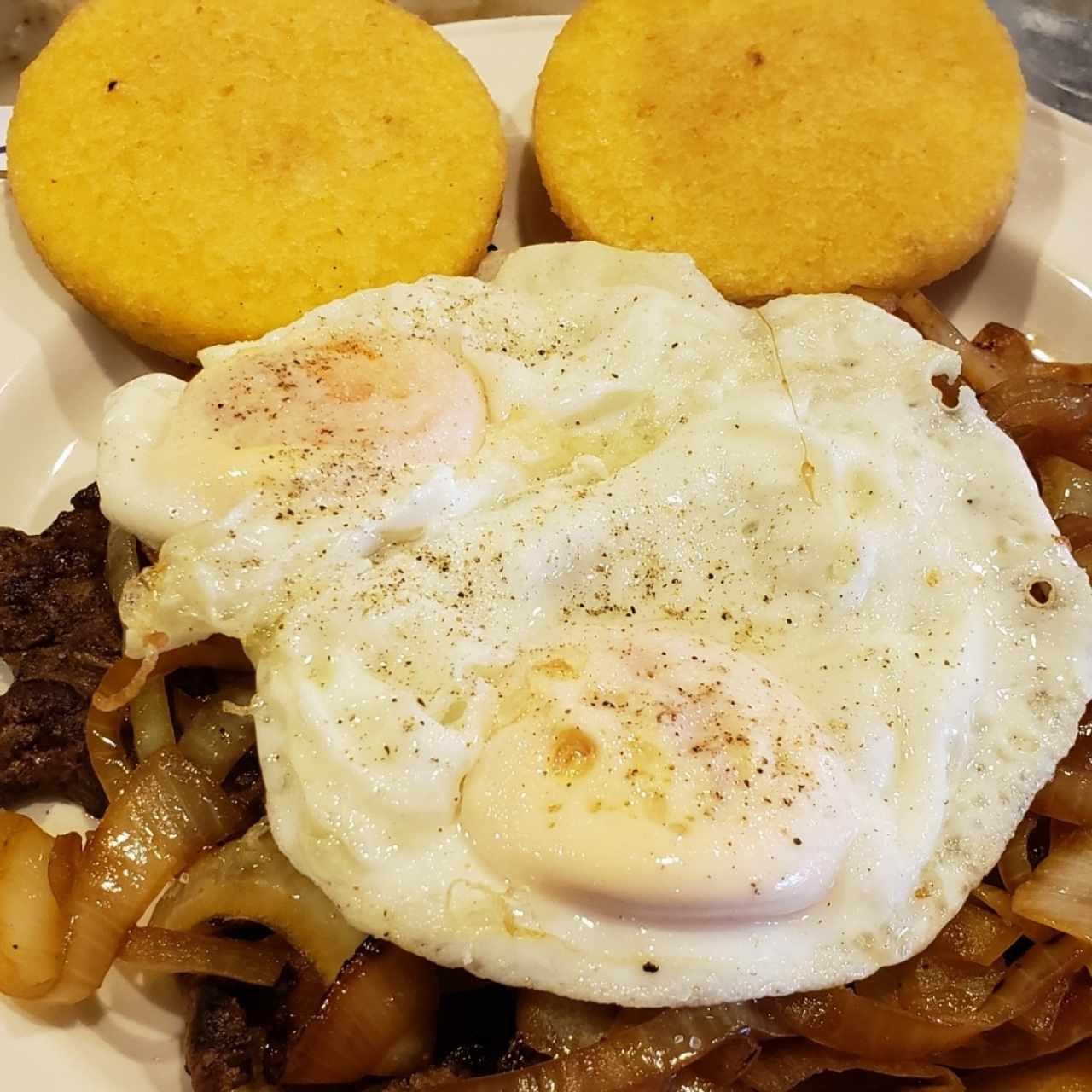 bistec de hígado a caballo con tortillas